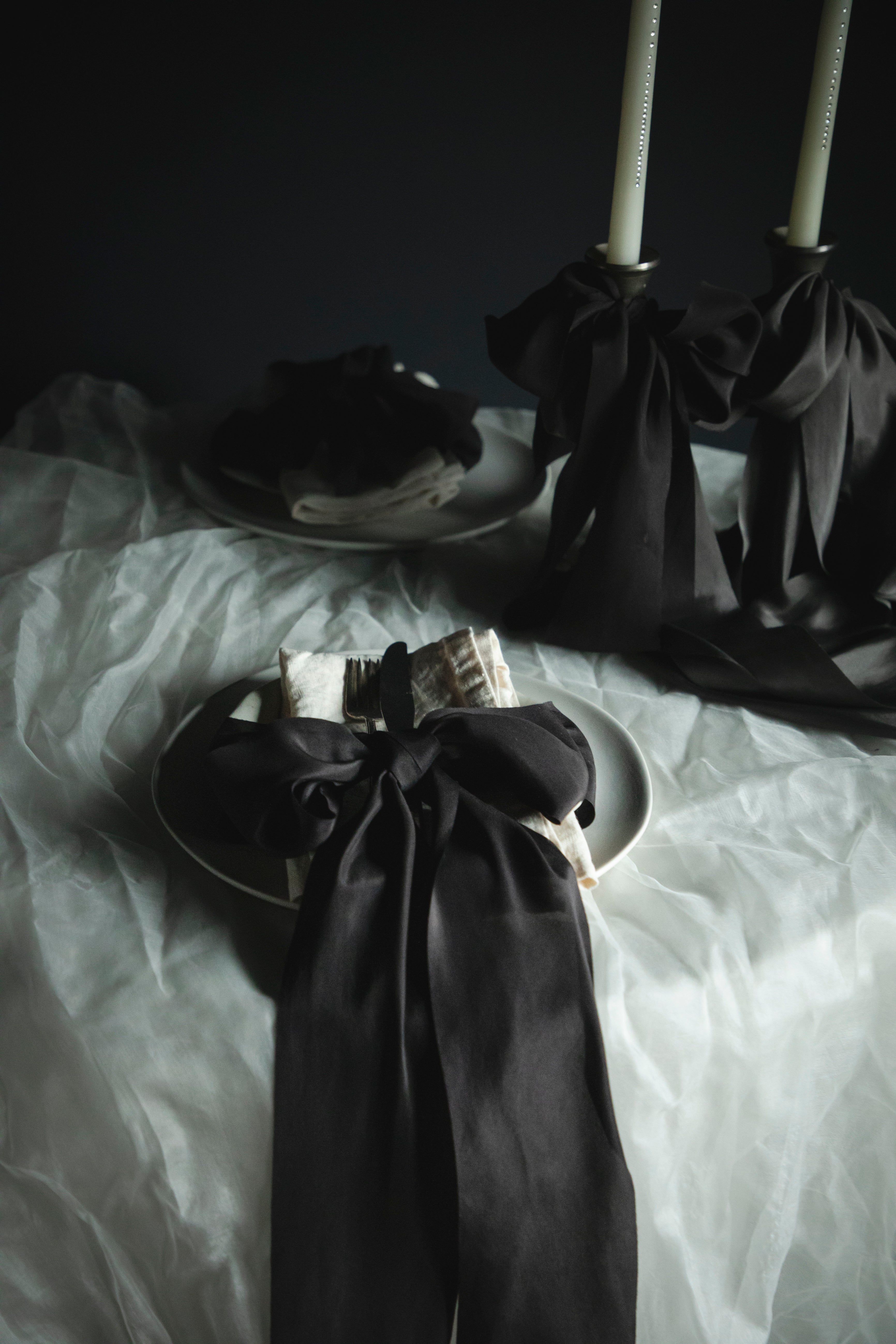 how to design a table setting with ribbon bows using black silk ribbons