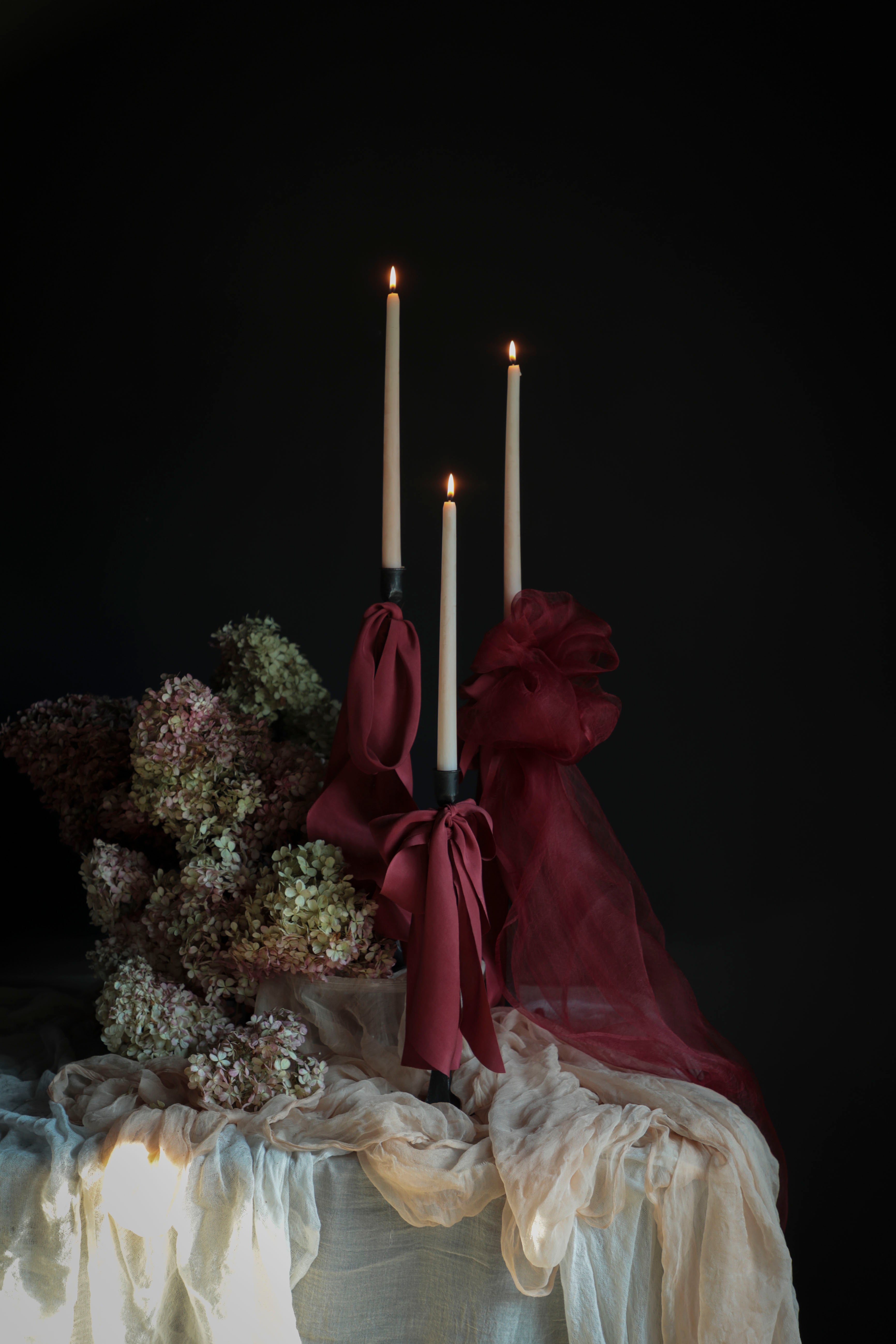 red wedding details. wedding table design with candles and red ribbons